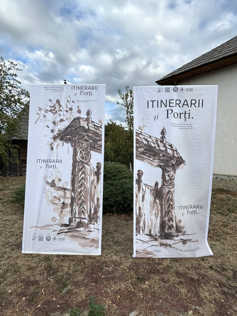 Banners of Itinerarii și Porți with drawings of traditional gates