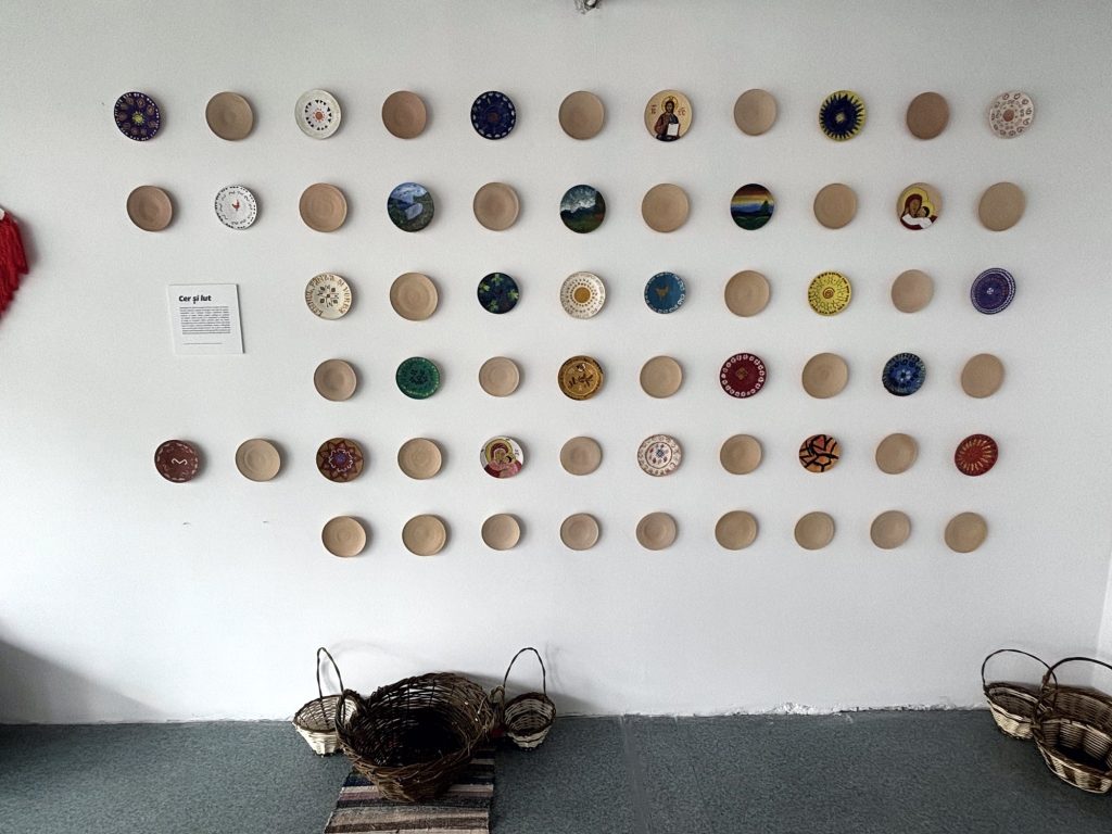Ceramic plates arranged on the wall in Cer și lut