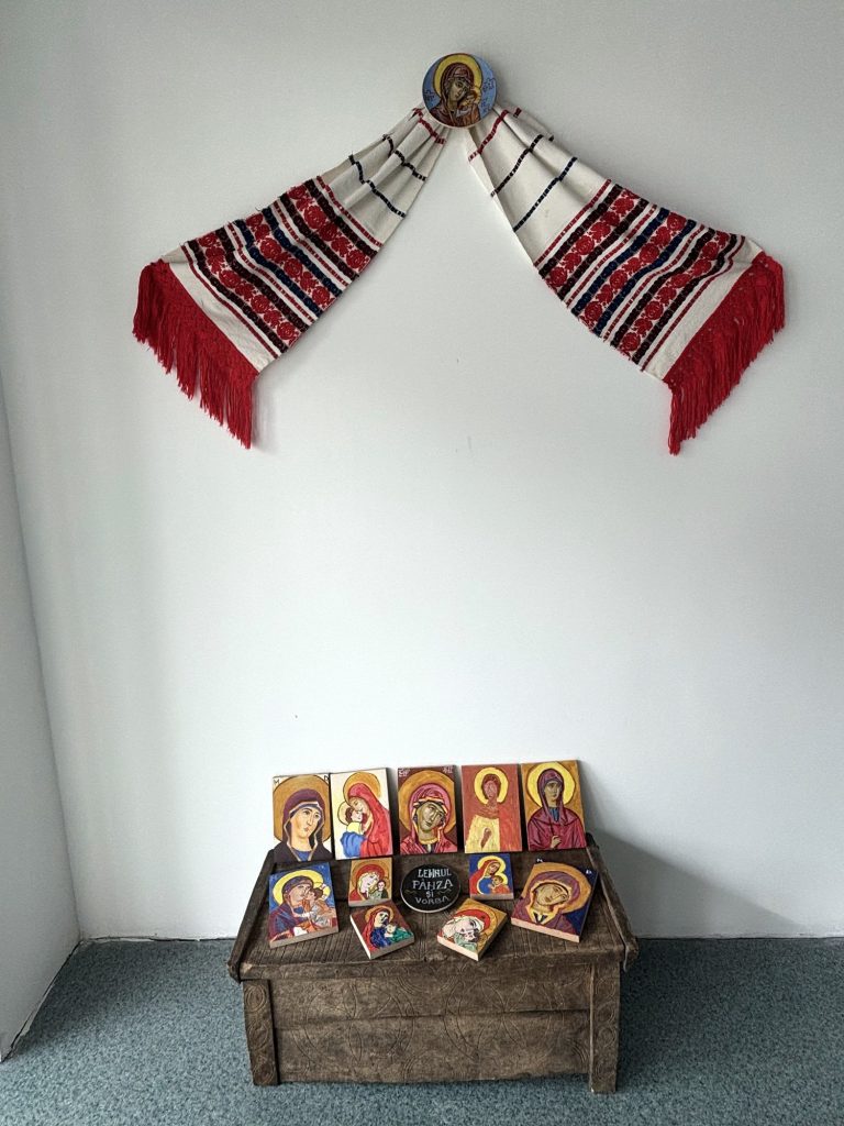 Icons on a dowry chest under an embroidered towel in Cer și lut