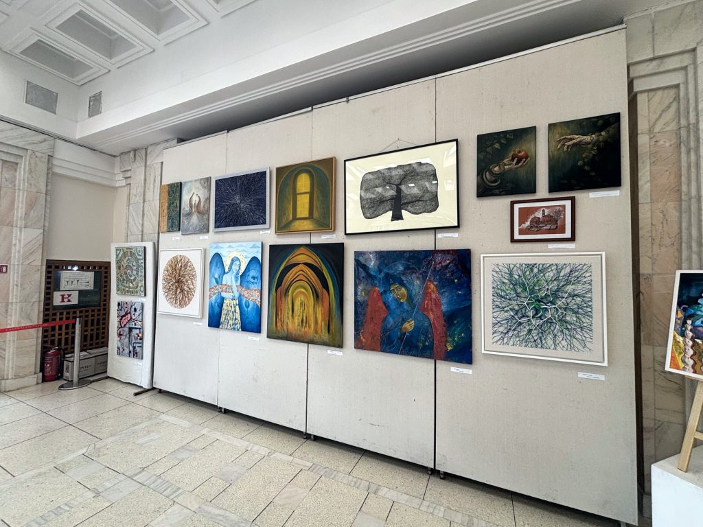 Exhibition wall with paintings in Sala Brâncuși